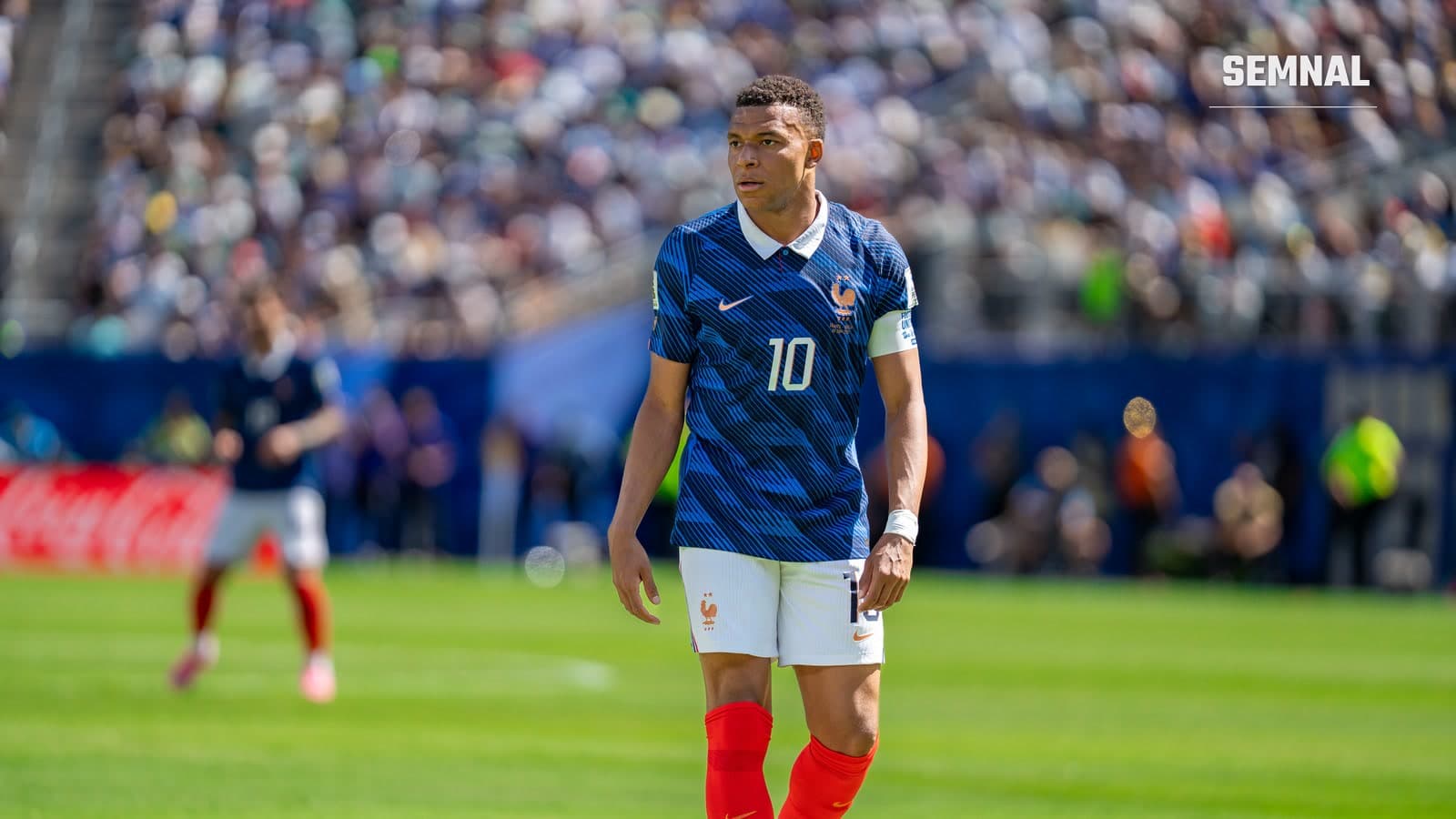 Kylian Mbappé, în tricoul albastru cu numărul 10 al Franței și cu banderola de căpitan, stă pe gazon în timpul meciului cu Senegal de la Cupa Mondială, 16 iunie 2026