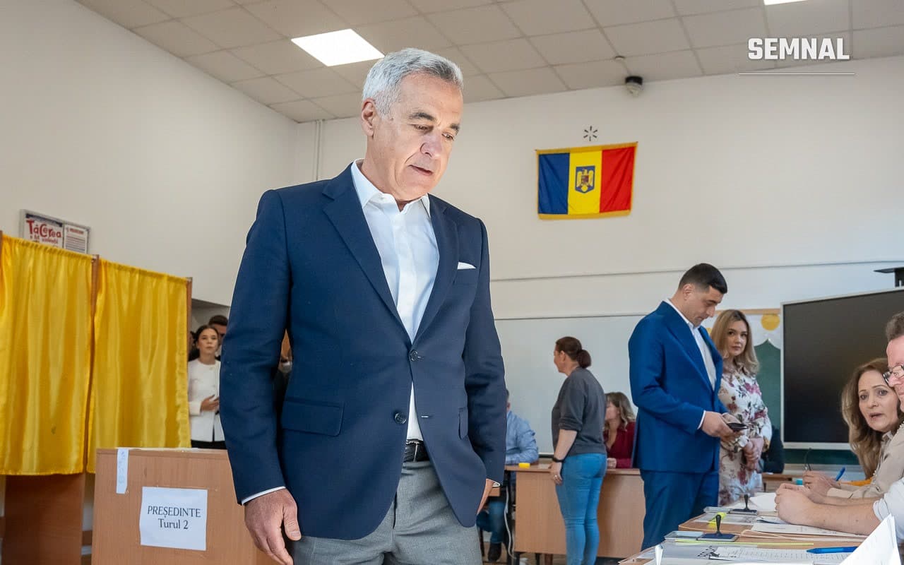 Călin Georgescu într-o secție de votare, în mai 2025; imagine de arhivă, nu are legătură cu ședința de miercuri