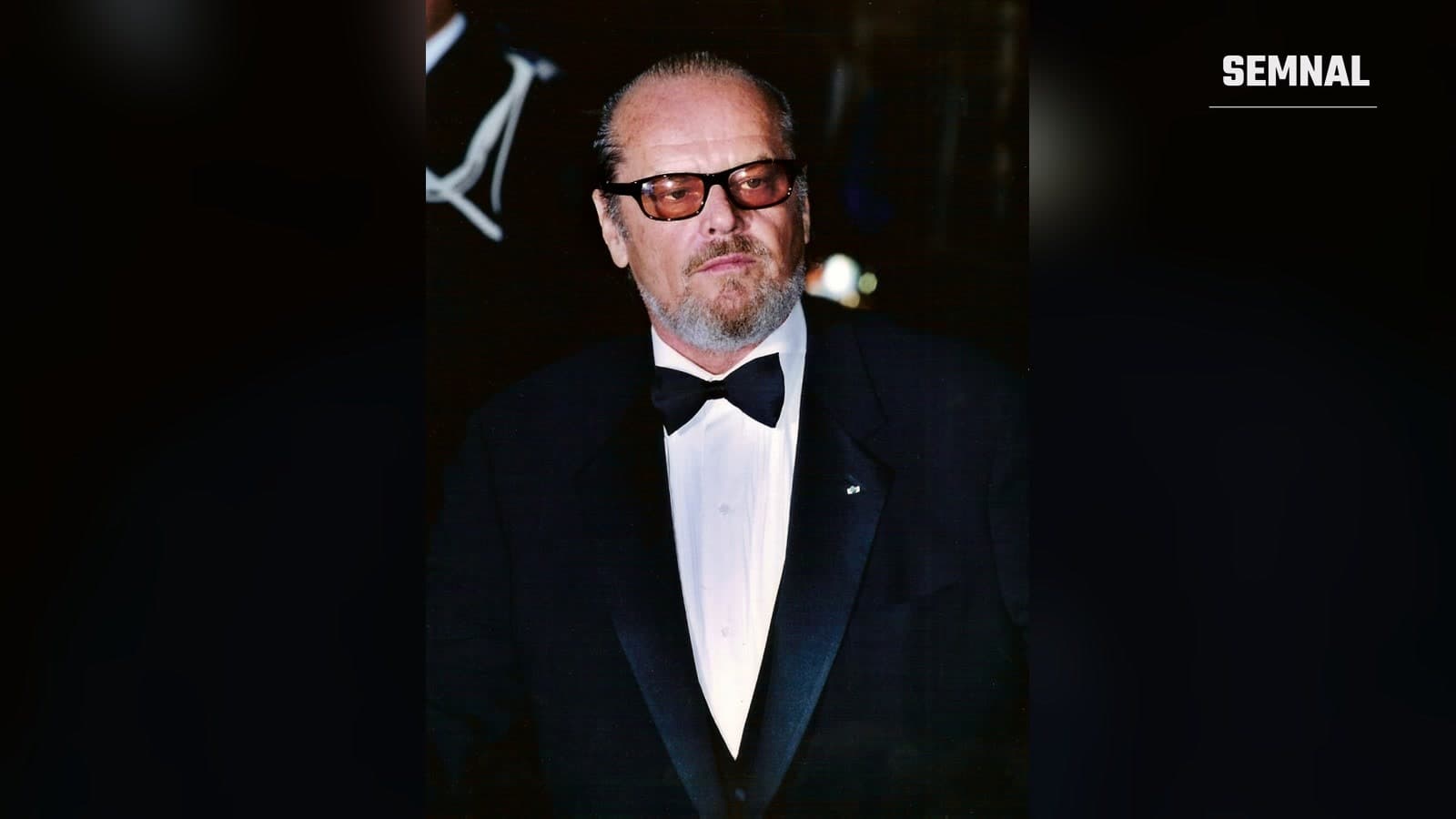 Jack Nicholson, în smoching și papion, într-un portret din 2002, făcut la o ceremonie la Cannes, pe fundal întunecat.