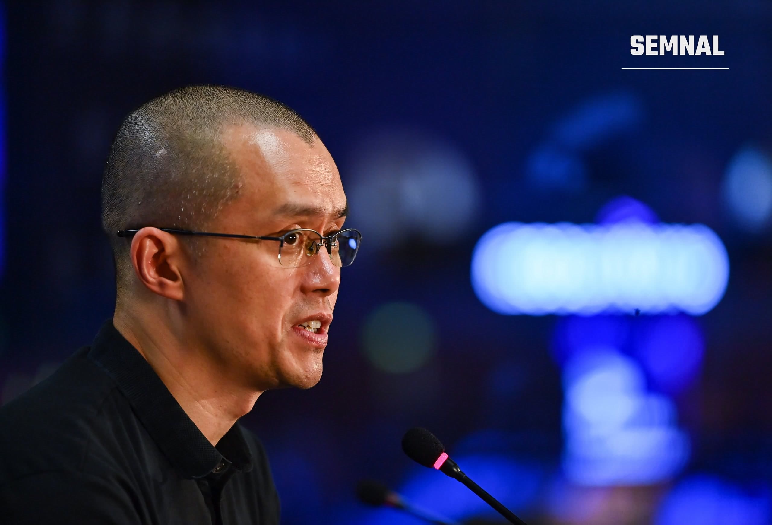 Changpeng Zhao, fondatorul Binance, vorbind la microfon în timpul unei conferințe de presă la Web Summit 2022, la Lisabona (Foto: Ben McShane/Web Summit via Sportsfile, CC BY 2.0)