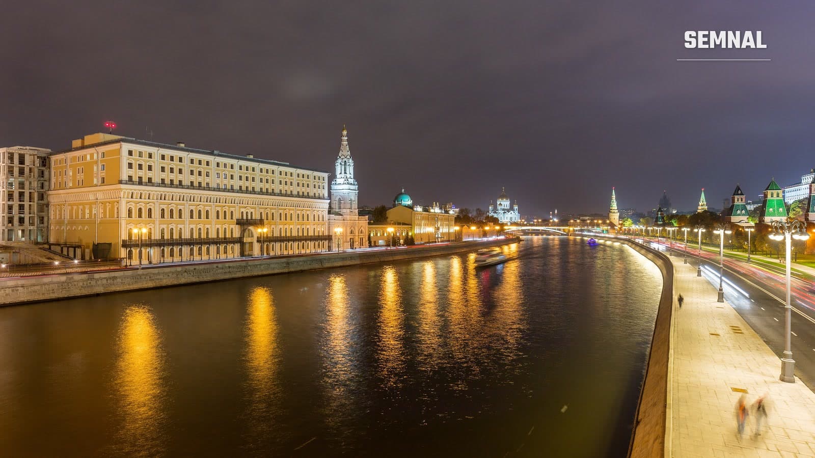 Vedere nocturnă a râului Moscova, cu clădiri luminate pe malul stâng și turnurile Kremlinului în dreapta, într-o fotografie de arhivă din 2016.