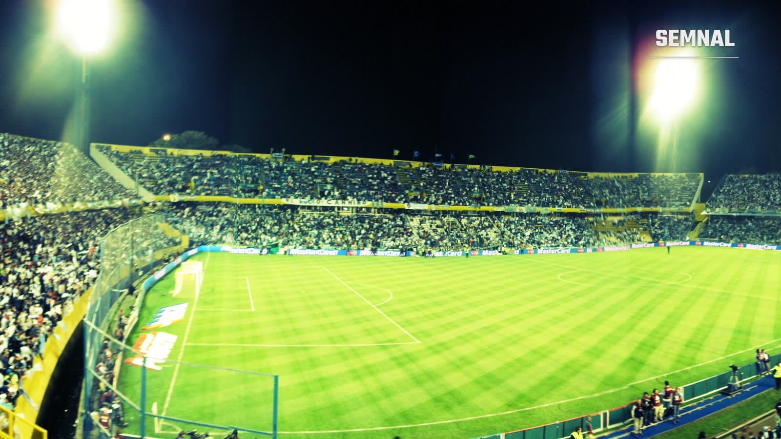 Vedere nocturnă a stadionului Gigante de Arroyito din Rosario, cu tribunele pline și gazonul luminat de reflectoare