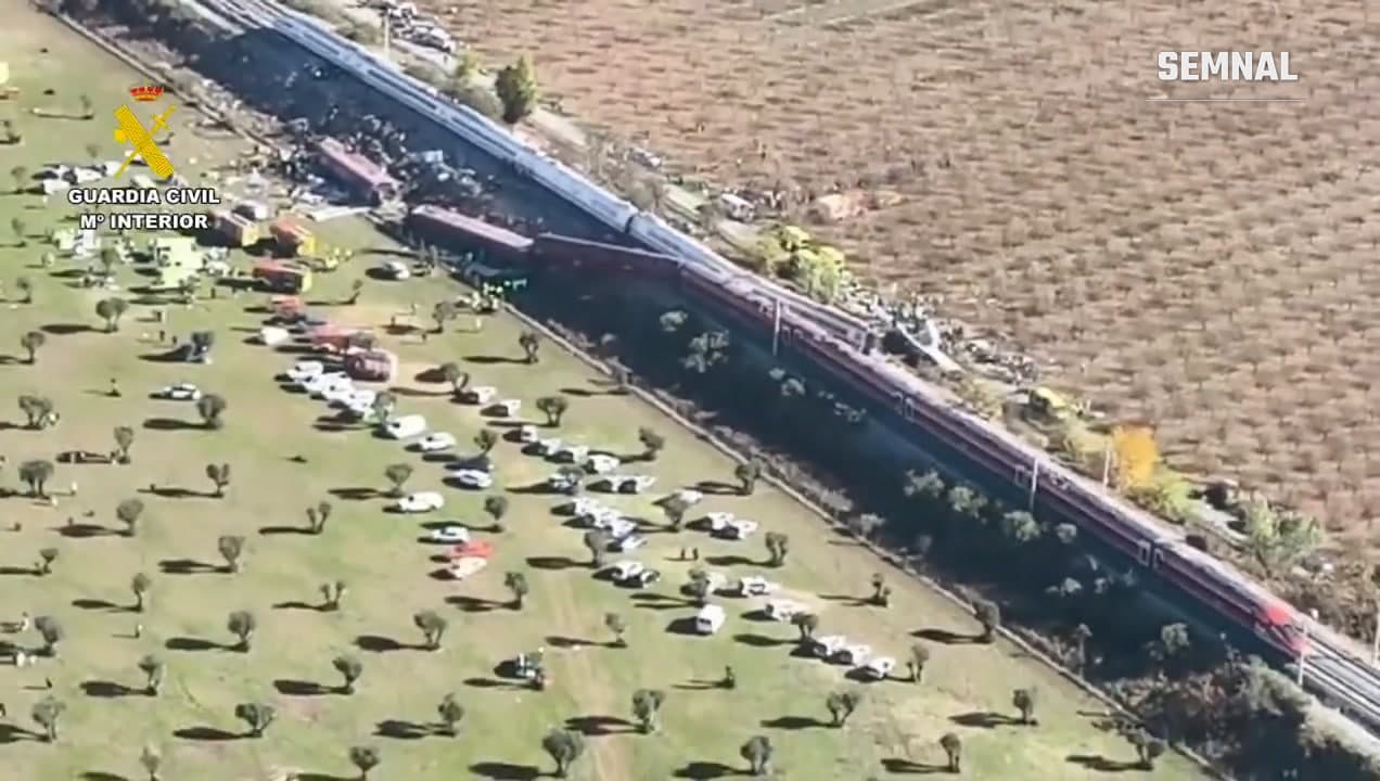 Vedere aeriană a trenurilor implicate în accident, lângă linia de mare viteză, cu vehicule de urgență în jur