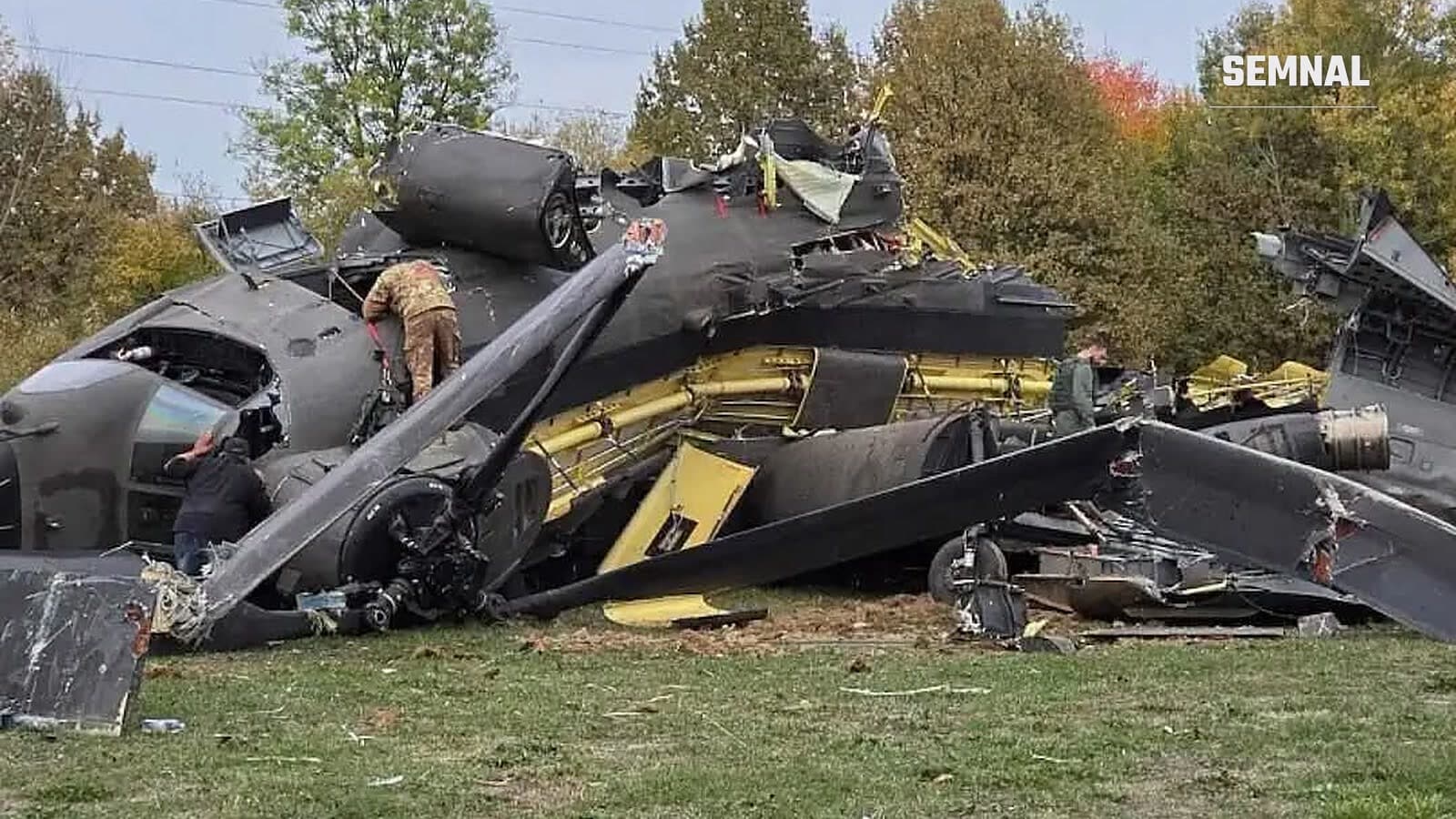 Epava unui elicopter militar Chinook prăbușit pe o pajiște lângă Brčko, cu militari și salvatori lângă resturi