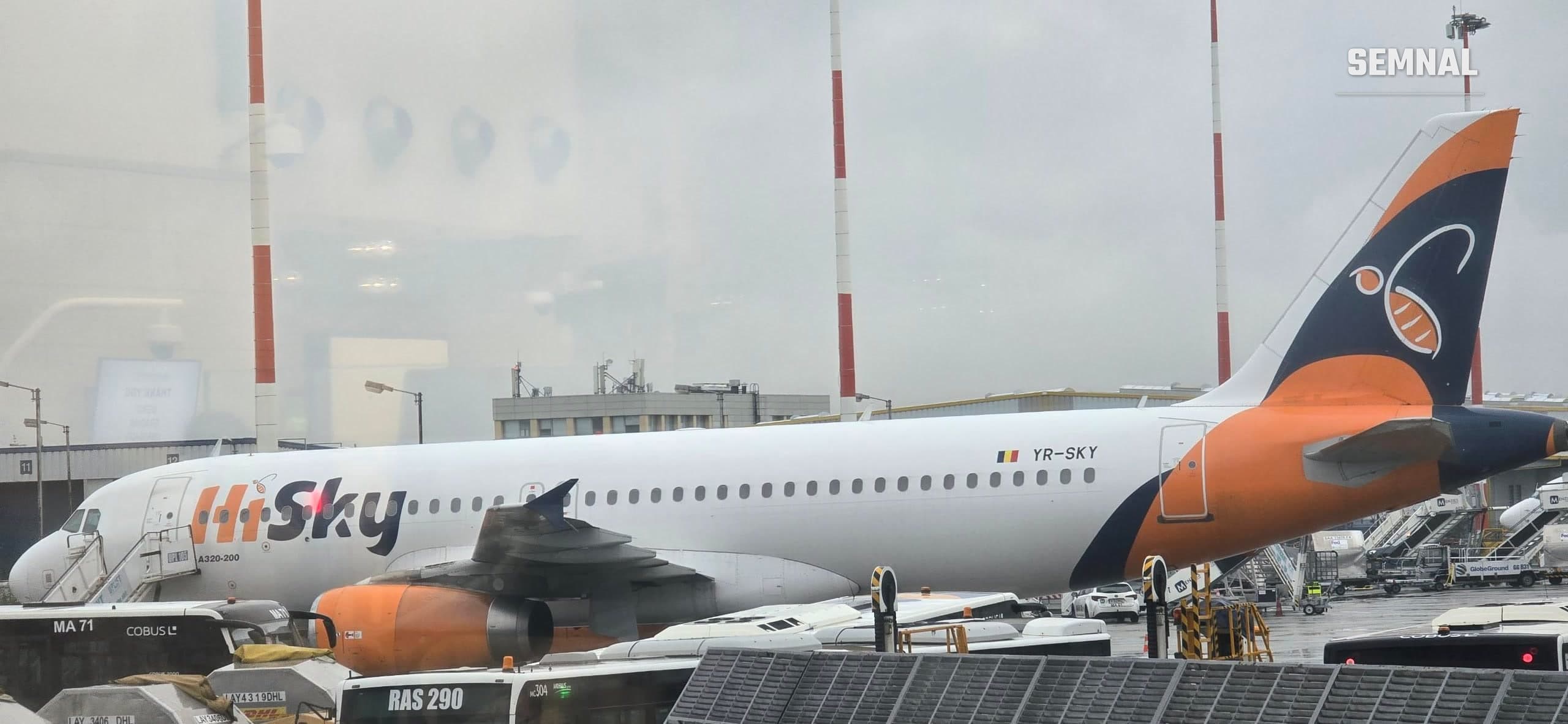 Avion Airbus A320 HiSky, înmatriculat YR-SKY, pe platforma Aeroportului Henri Coandă, într-o zi ploioasă