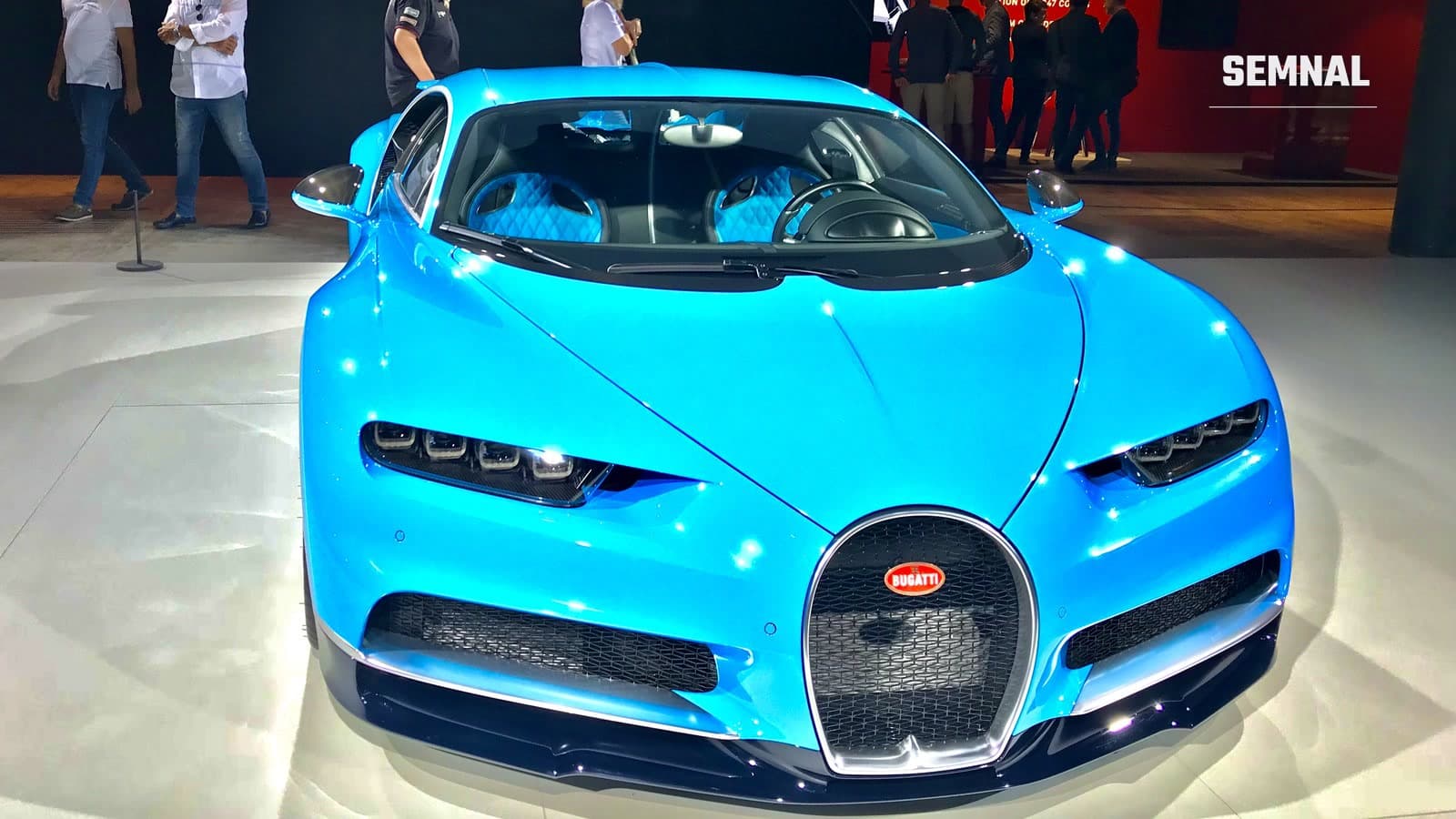 Bugatti Chiron albastru, văzut din față, expus la salonul Grand Basel 2018. Foto: Ank Kumar / Wikimedia Commons, CC BY-SA 4.0