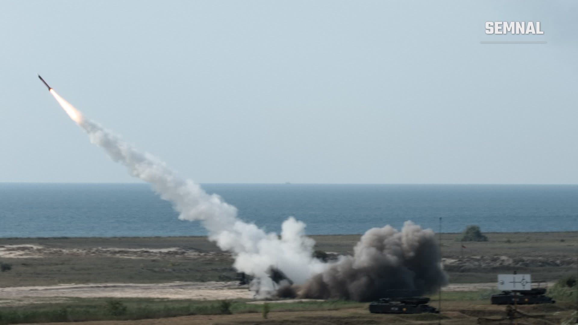 Rachetă interceptoare Patriot lansată în timpul unui exercițiu cu foc real la Capu Midia, pe țărmul Mării Negre, cu fum dens deasupra lansatoarelor. (Foto: U.S. Army / Sgt. Savannah Baldwin)