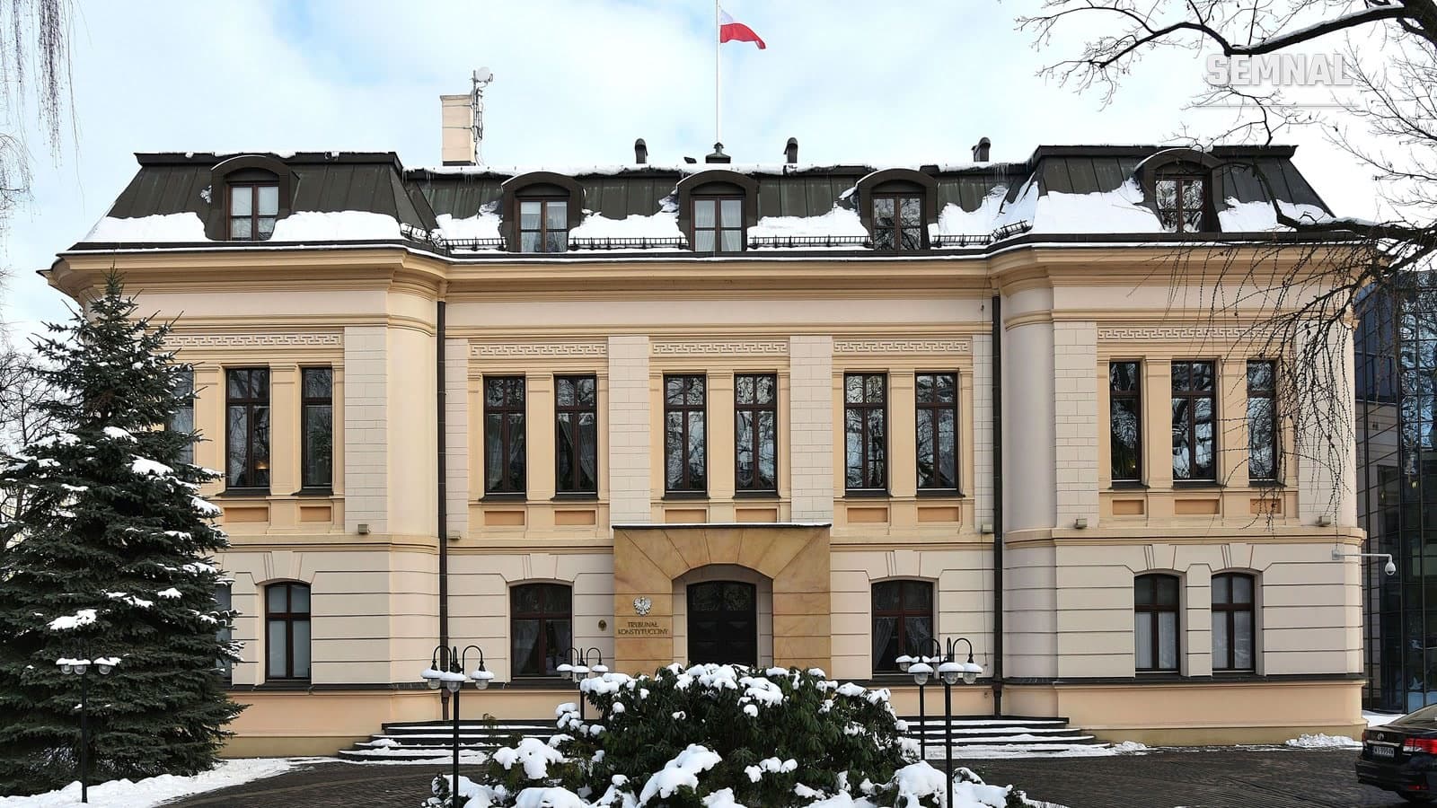 Sediul Tribunalului Constituțional al Poloniei de pe Aleja Szucha din Varșovia, cu drapelul Poloniei pe acoperiș