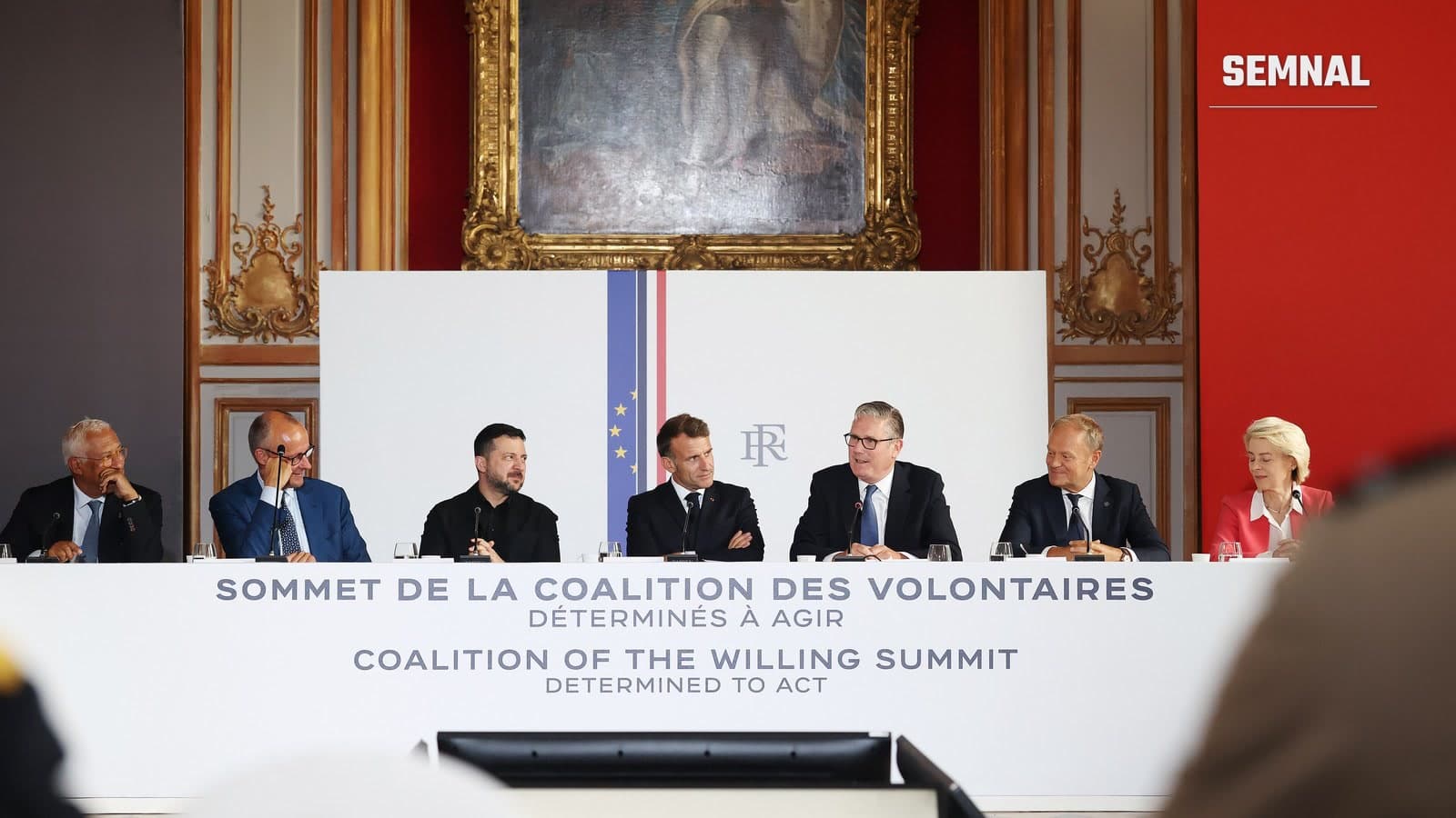 Antonio Costa, Friedrich Merz, Volodimir Zelenski, Emmanuel Macron, Keir Starmer, Donald Tusk și Ursula von der Leyen la masa summitului Coaliției de Voință de la Paris, pe 13 iulie 2026. (Foto: UK Prime Minister / Wikimedia Commons, CC BY 4.0)