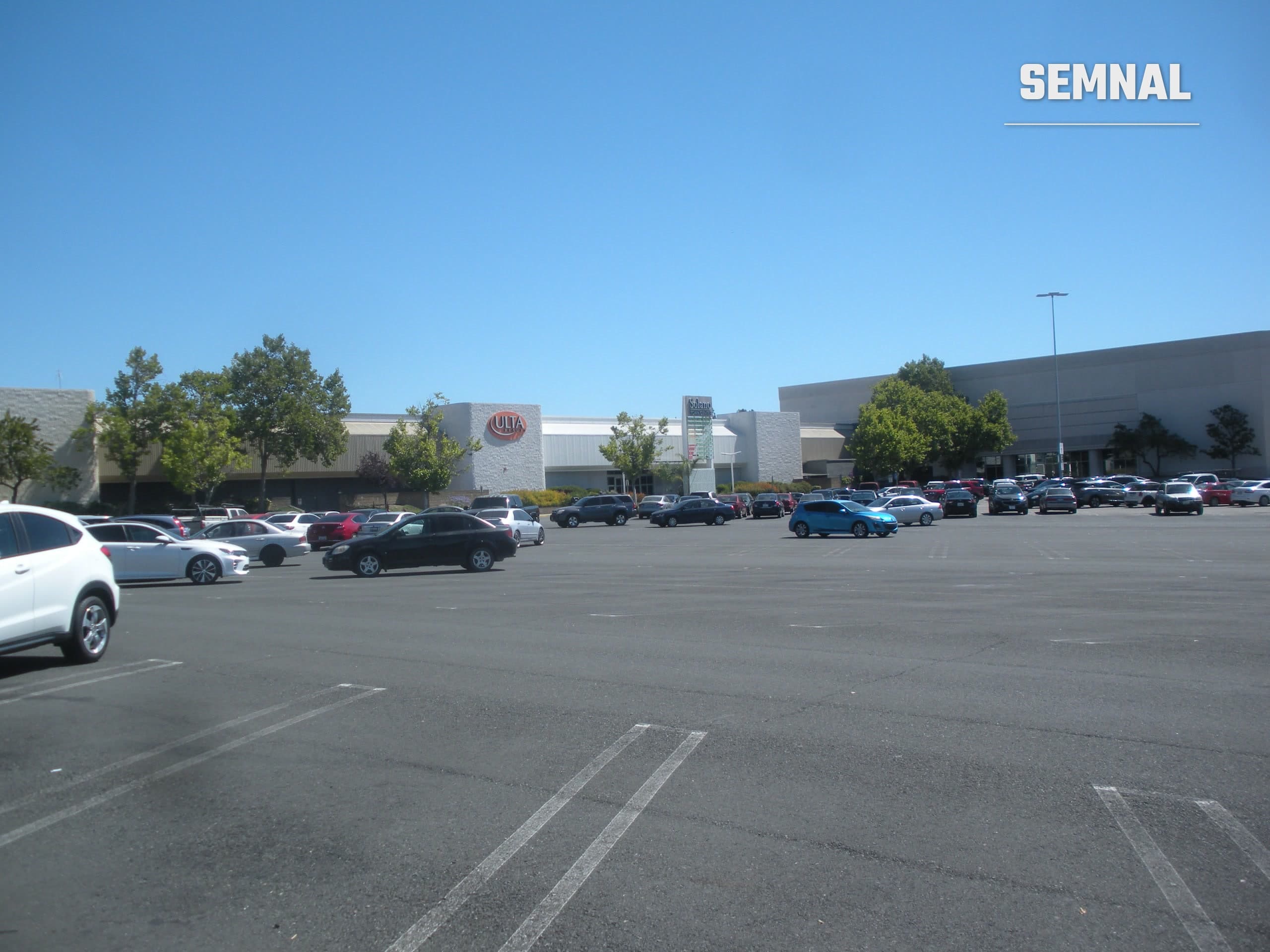 Parcarea și fațada centrului comercial Solano Town Center din Fairfield, California, într-o zi senină, imagine ilustrativă