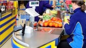 Tristețea casierei de la hipermarket