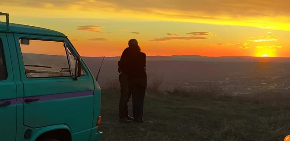 Cine lovește, cade!