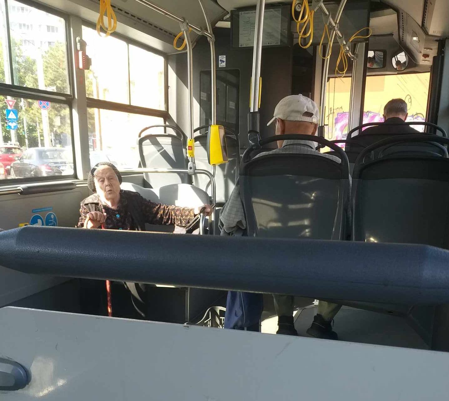Bătrâna cu lacrimi de busuioc