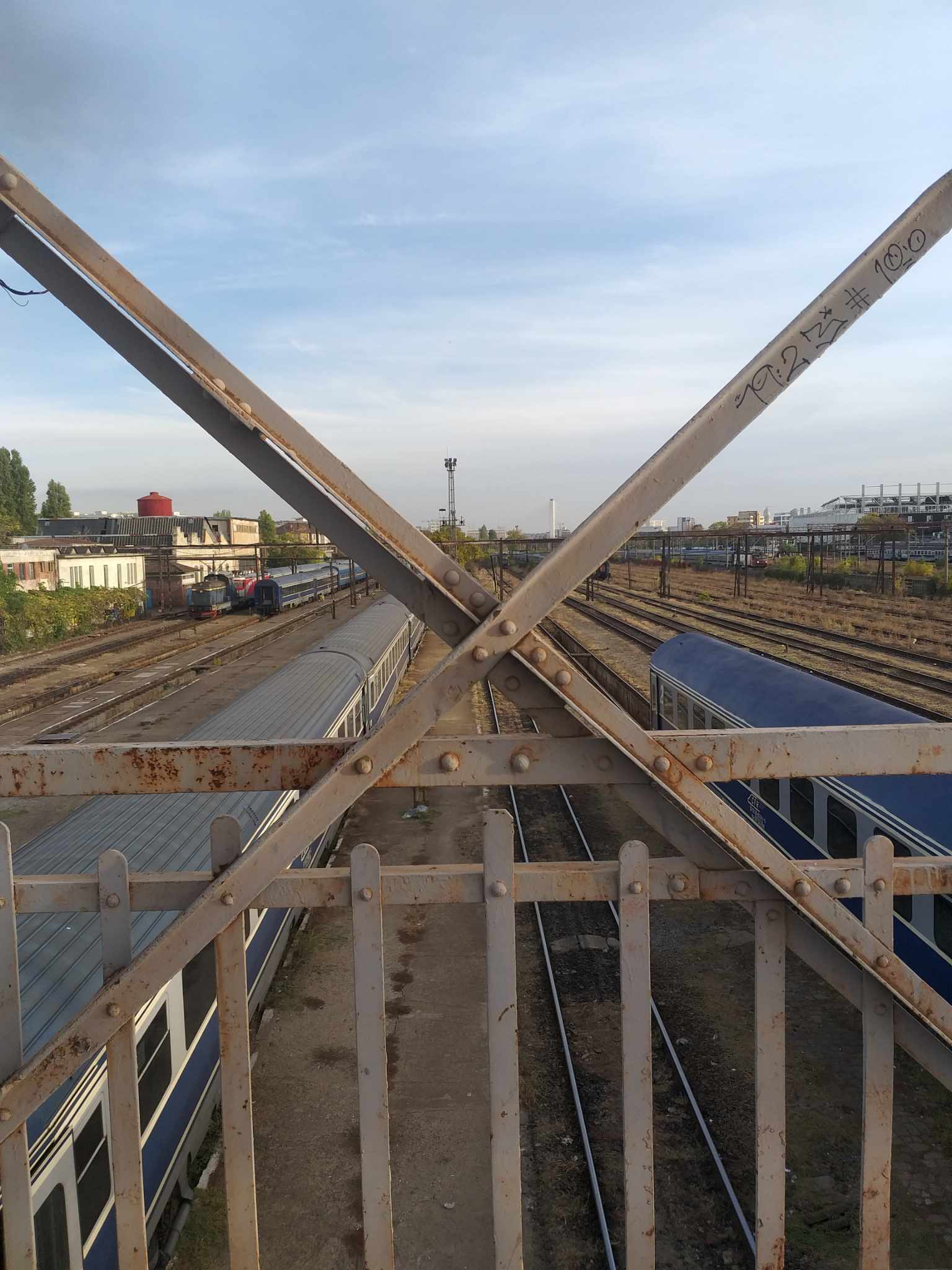 Câteva femei așteaptă trenuri