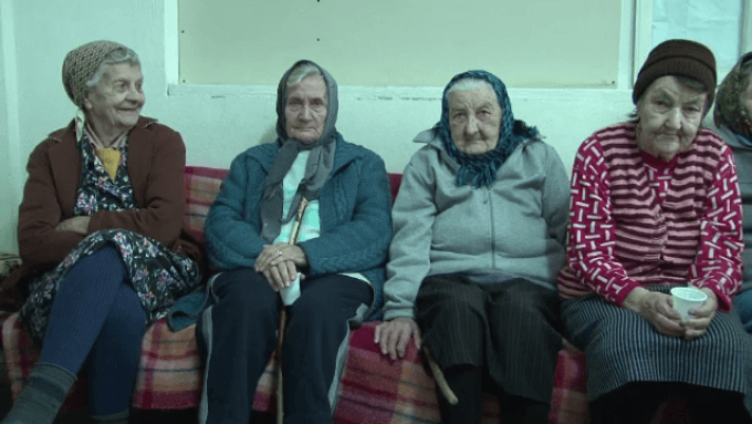 Țara care își aruncă bătrânii la gunoi, nu mai are nicio șansă