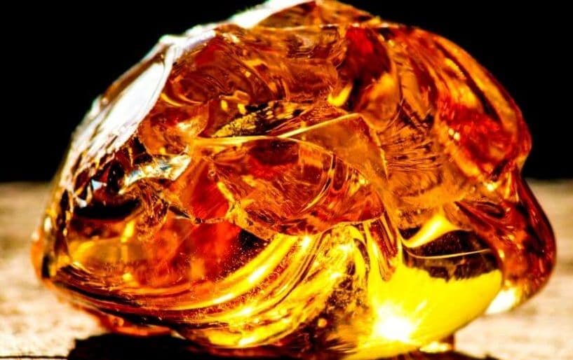 1.000.000 de euro după ușă. Cea mai mare bucată de chihlimbar din lume a stat ani de zile în casa unei bătrâne care credea că e un bolovan.