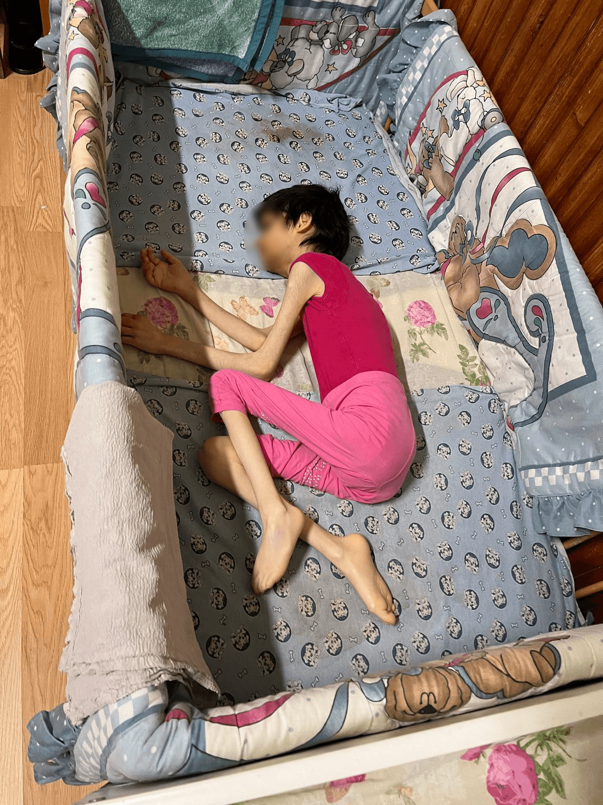 Copii care plâng, chinuiți, închiși în camere, flămânzi și bolnavi