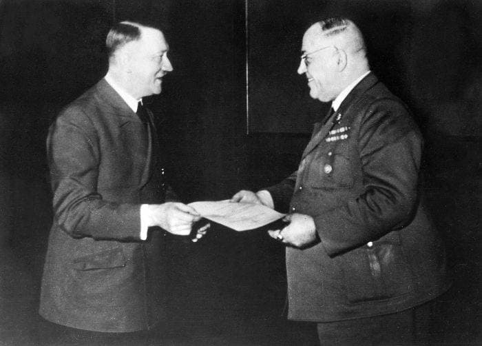Dr. Theodor Morell – Doctorul care l-a transformat pe Hitler într-un Dependent de Droguri