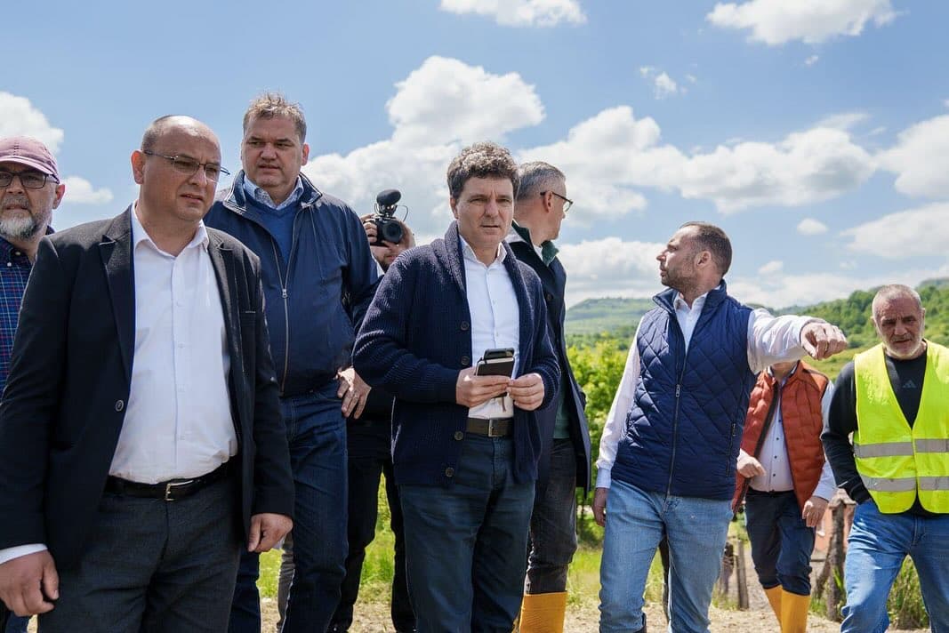 Nicușor Dan: Cizme de cauciuc, nu vacanțe. La Praid, acolo unde e nevoie de el