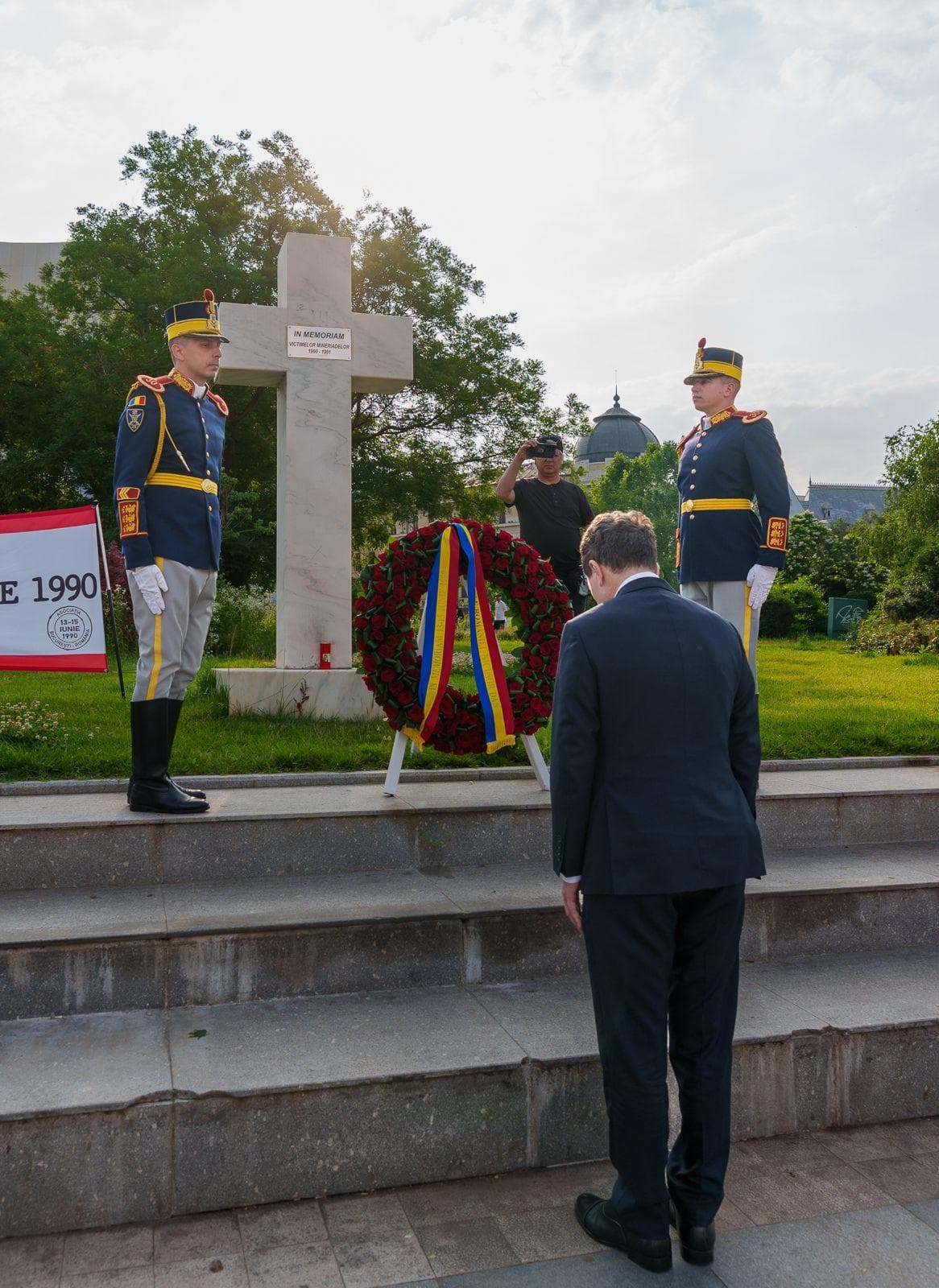 Nicușor Dan a depus o coroană de flori în memoria victimelor Mineriadei din 1990. Decent, sincer, fără spectacol