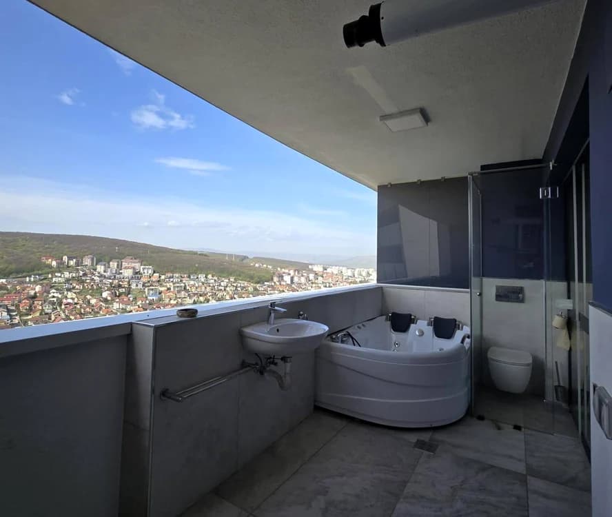 Budă cu vedere panoramică la Cluj-Napoca: luxul suprem de la etajul 12