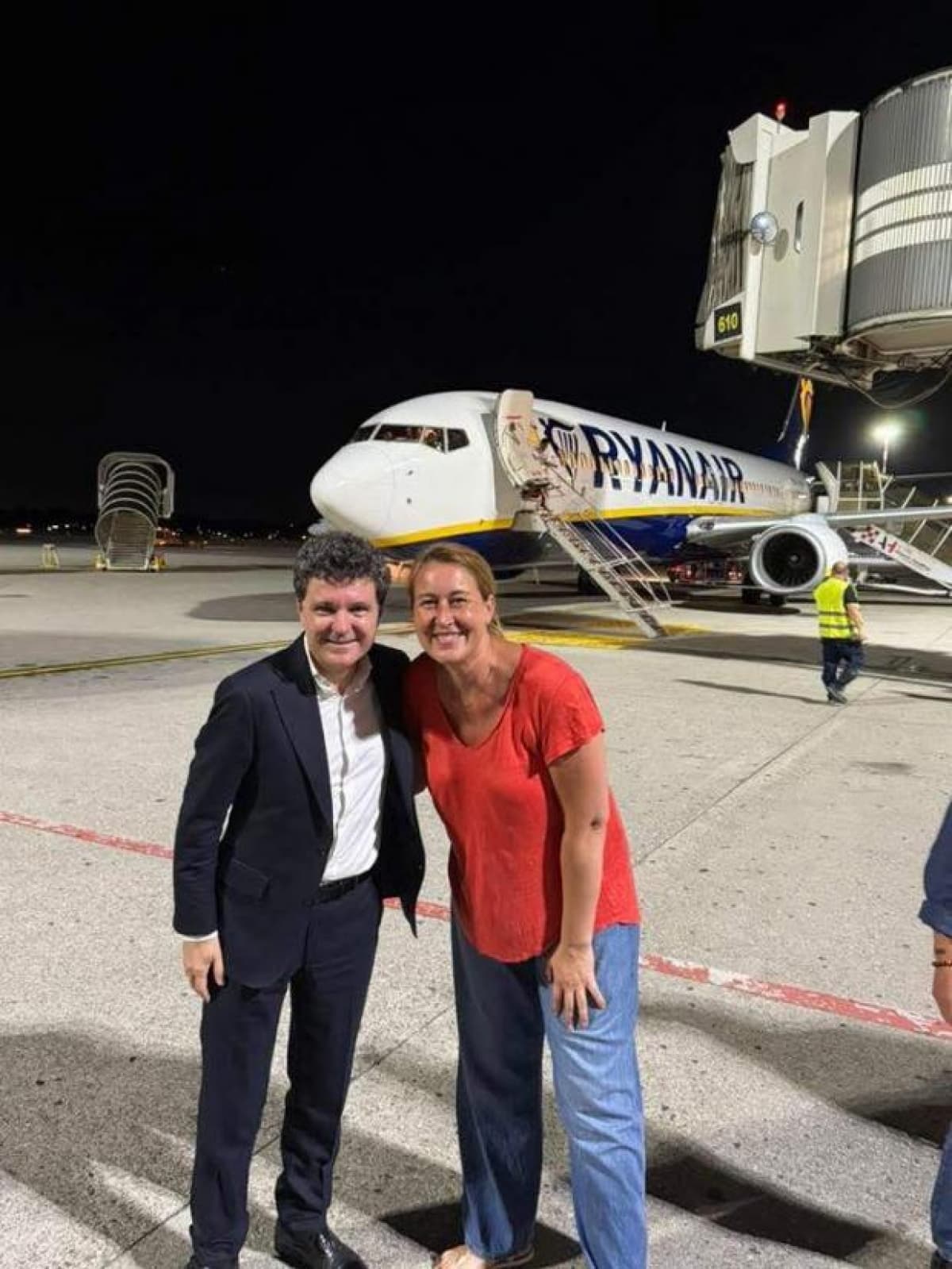 Nicușor Dan, în avion low-cost spre Milano. O scenă discretă, o imagine rară cu un președinte firesc