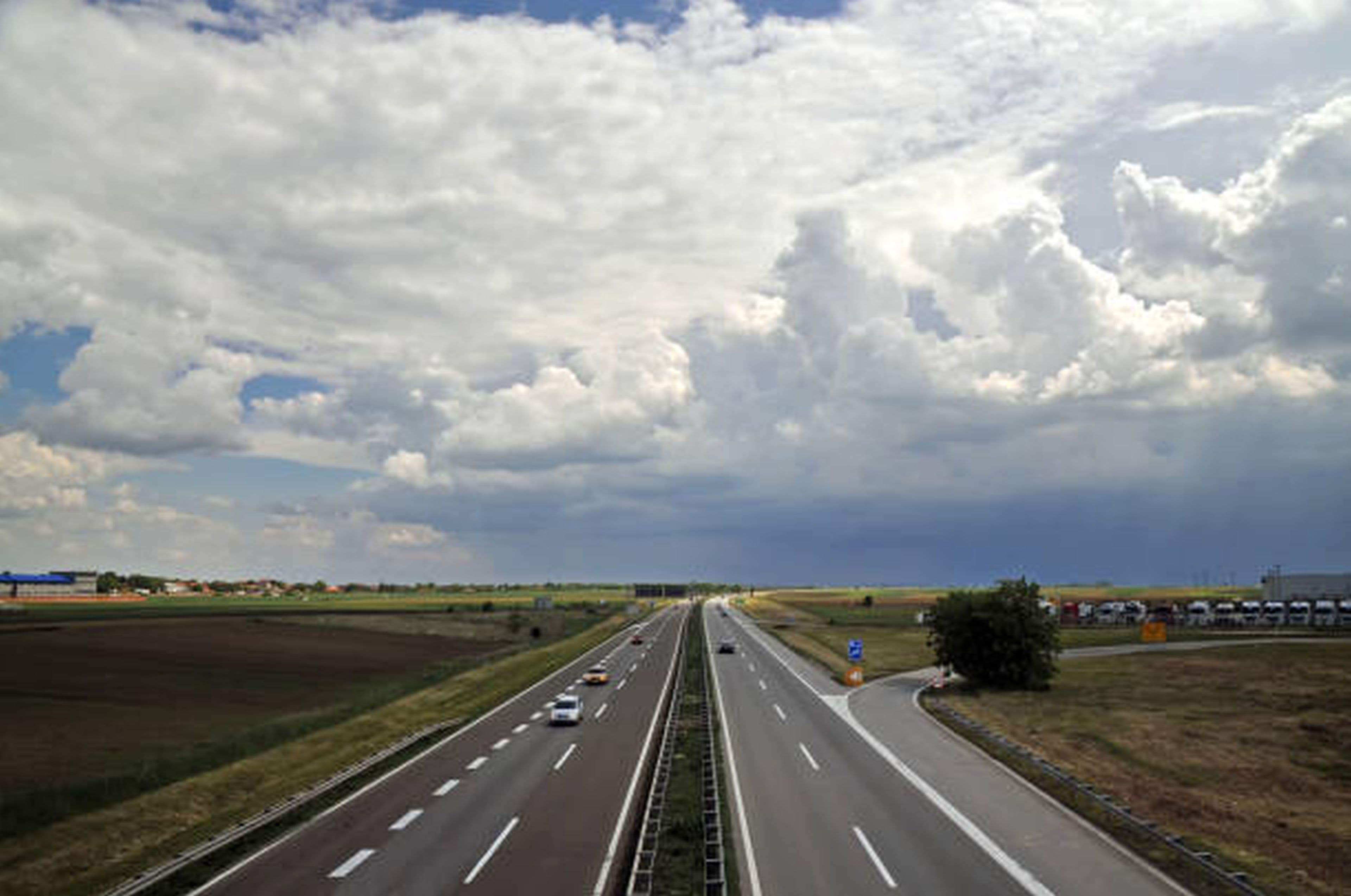 Vedere aeriană a unui șantier de construcție cu utilaje grele, ilustrativă pentru lucrările de infrastructură rutieră
