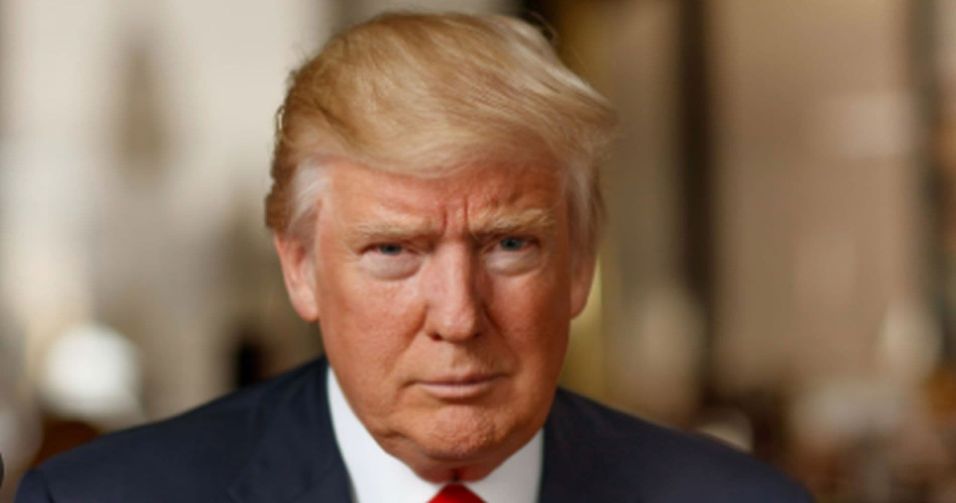 Trump pare să fi ațipit la funeraliile lui Graham