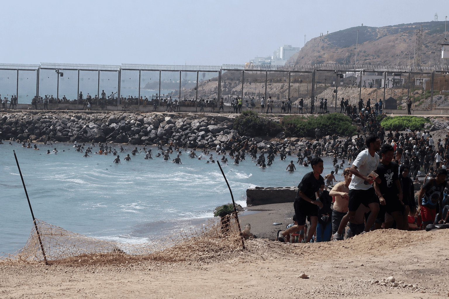 Migranți care încearcă să ajungă înot la Ceuta, în valul record de traversări dinspre Maroc.