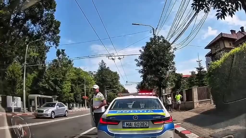 Echipaj de poliție rutieră oprind un vehicul pentru control, imagine ilustrativă