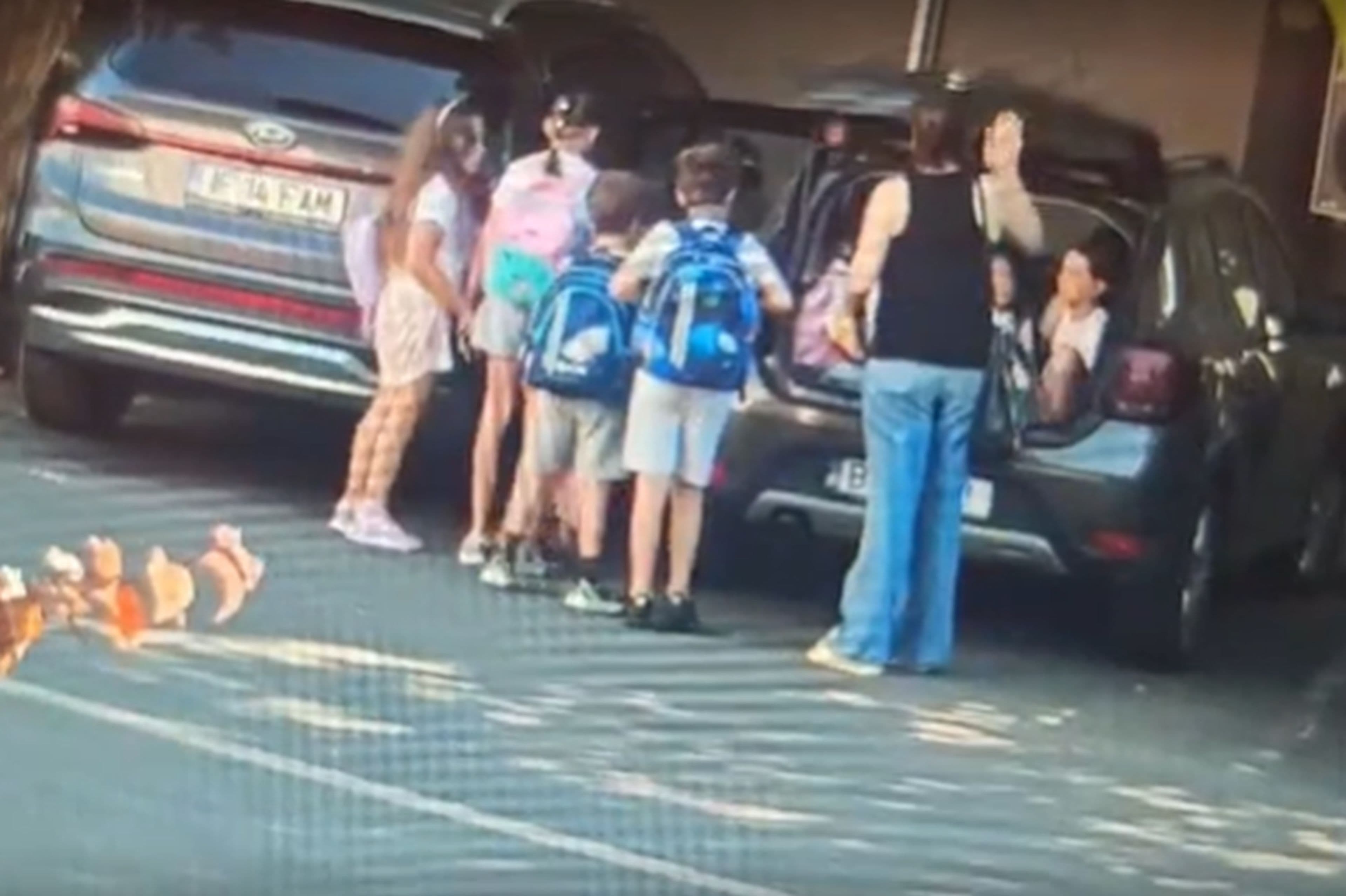 Copii înghesuiți în mașină la un afterschool, video viral