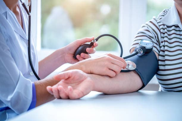 Măsurarea corectă a tensiunii arteriale ajută la depistarea din timp a hipertensiunii