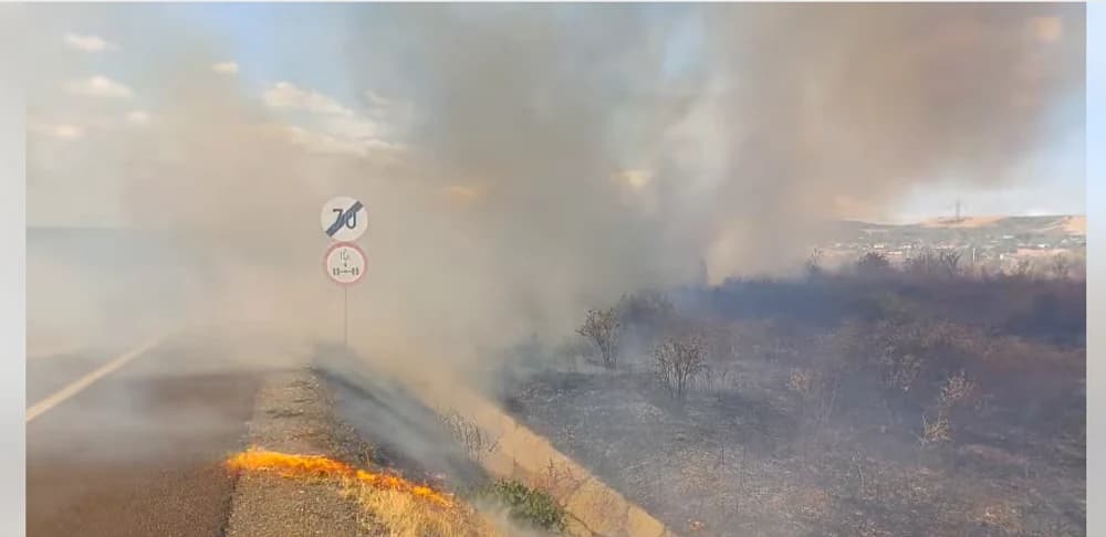 Trafic blocat pe centura Severinului după un incendiu de vegetație