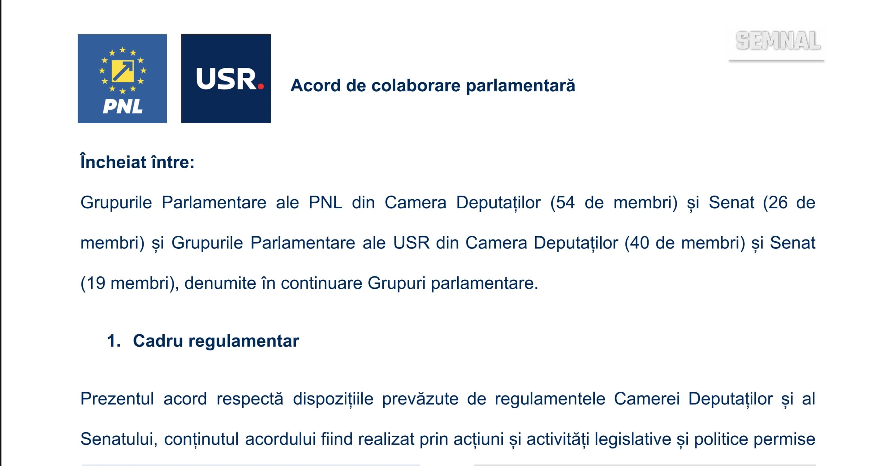 Trei delegați în costume și ecusoane oficial în sală festivă a Palatului cu marmură și ornamente clasice, ilustrând colaborare politică parlamentară.