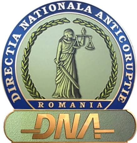 Ciocan de judecător și balanța justiției pe un birou, simbol al unui proces în instanță (imagine ilustrativă)