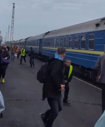 Imagine ilustrativă cu pasageri pe peronul unei gări