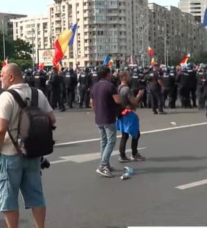 Protestul ciobanilor din Piața Victoriei escaladează: jandarmii au folosit gaze lacrimogene