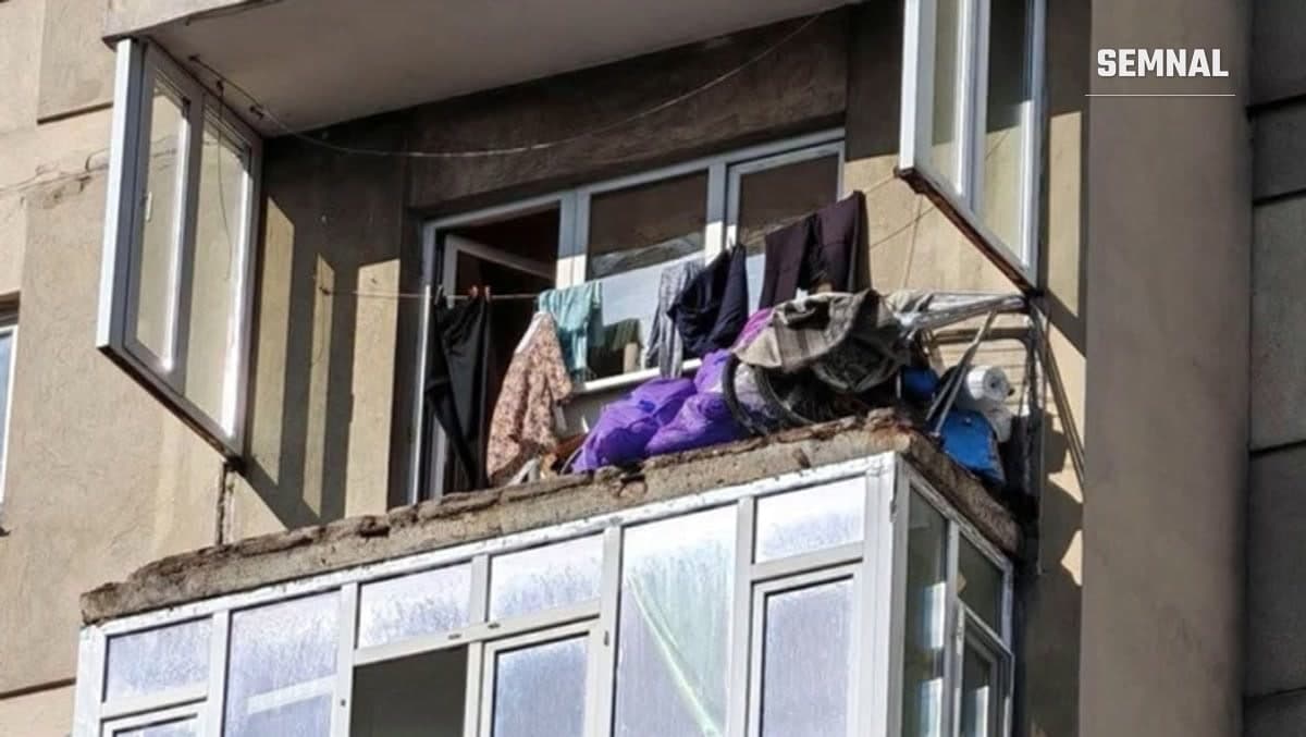 Ce a mai rămas din balconul de la etajul 7.