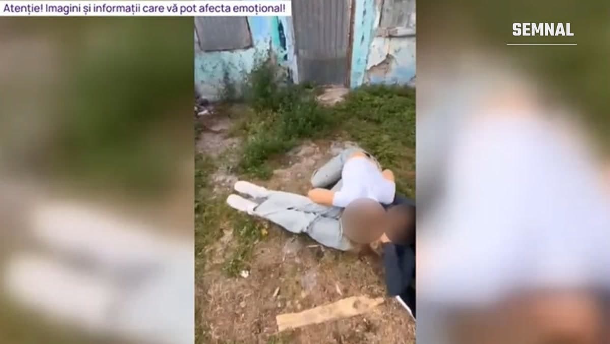 Imagine cu o adolescentă lovită de  două tinere.