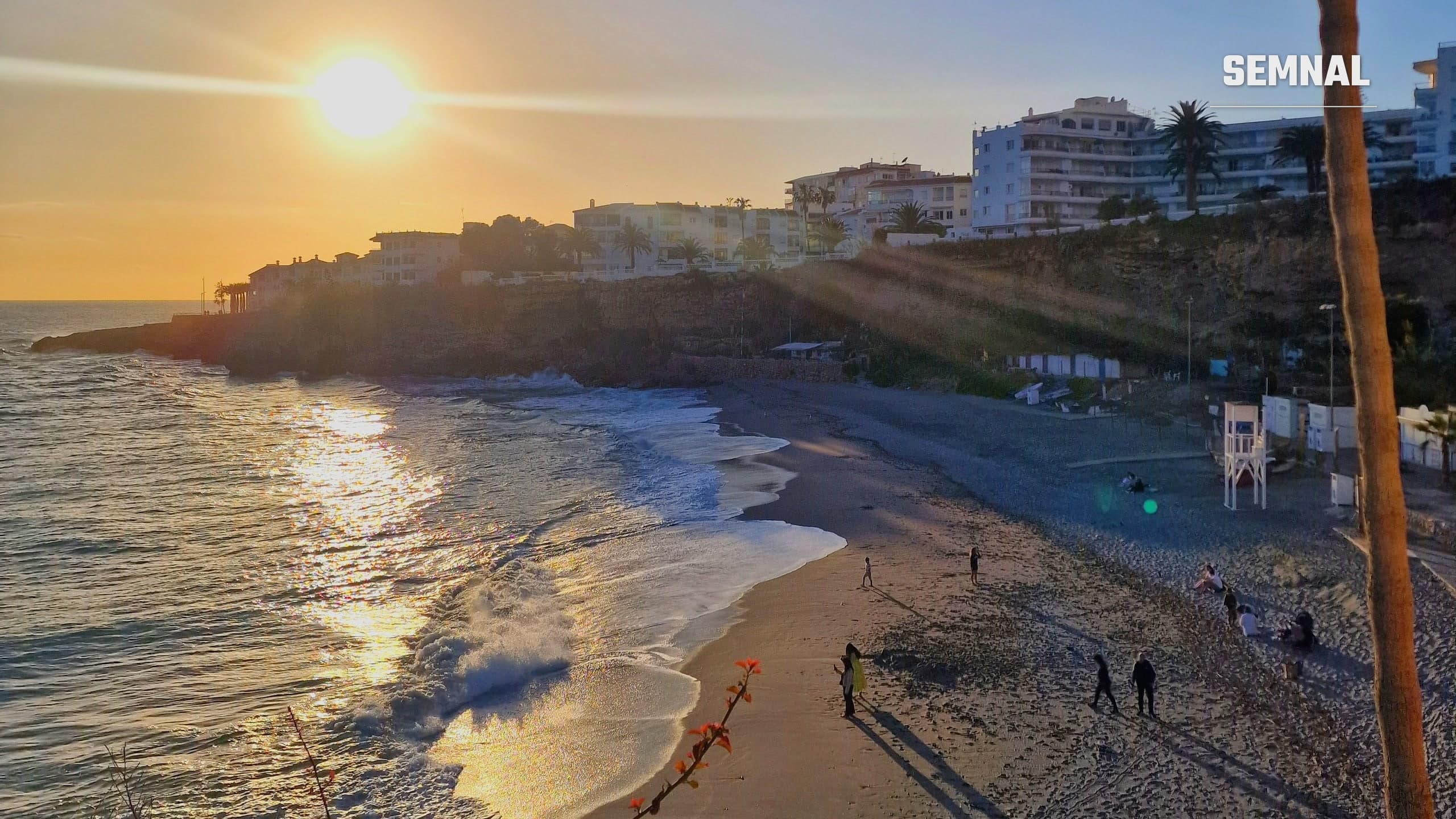 Apus de soare pe o plaja din Nerja