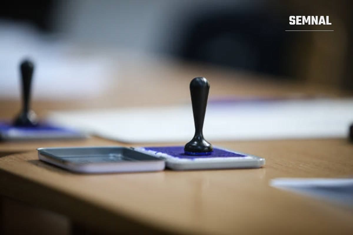 In imagine se văd două ștampile de vot.