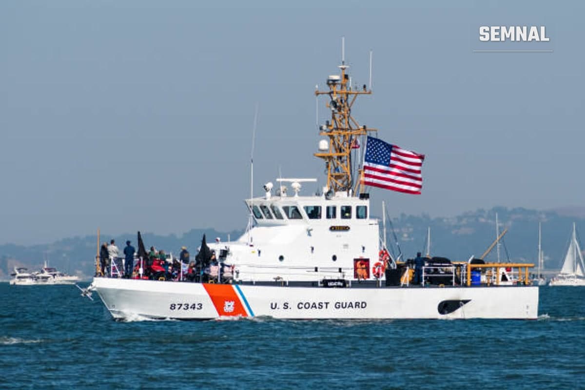 În imagine este un vas al Pazei de Coastă americane, cu steagul SUA, in căutarea aeronavei dispărute.