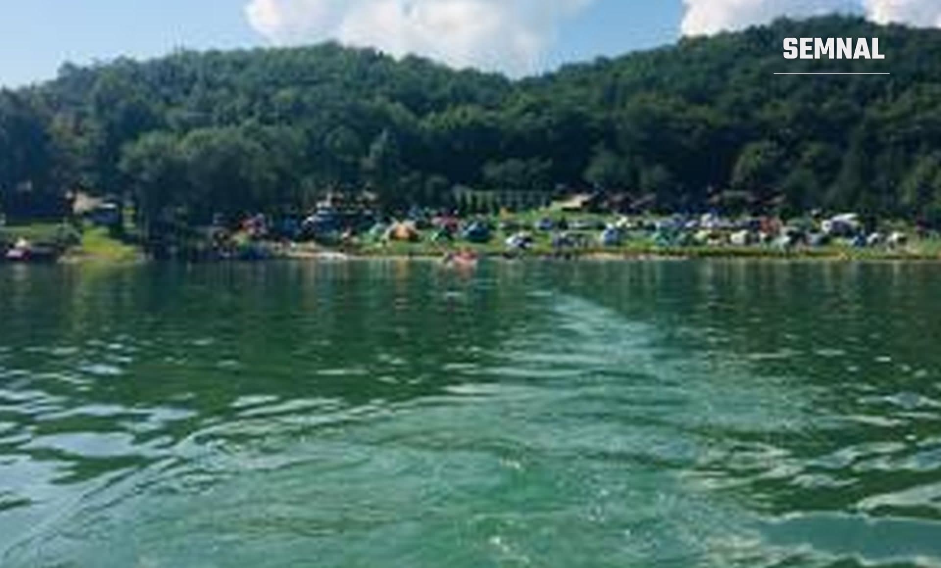 În imagine este Lacul Cinciș, judetul Hunedoara.