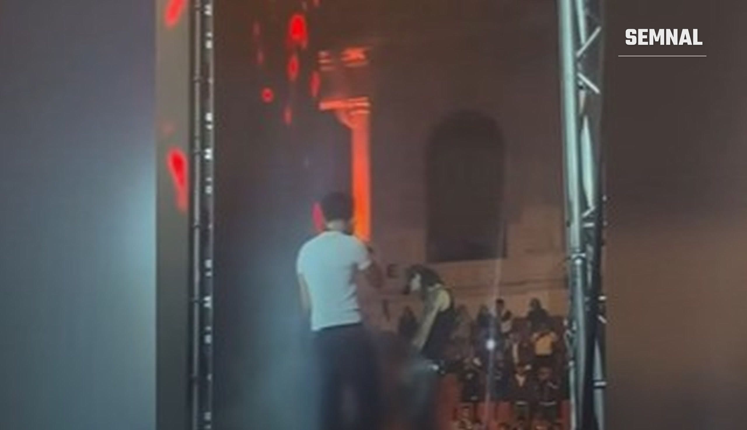 Imagine în care apare trapperul Ian urinând pe scenă. Captură de ecran.