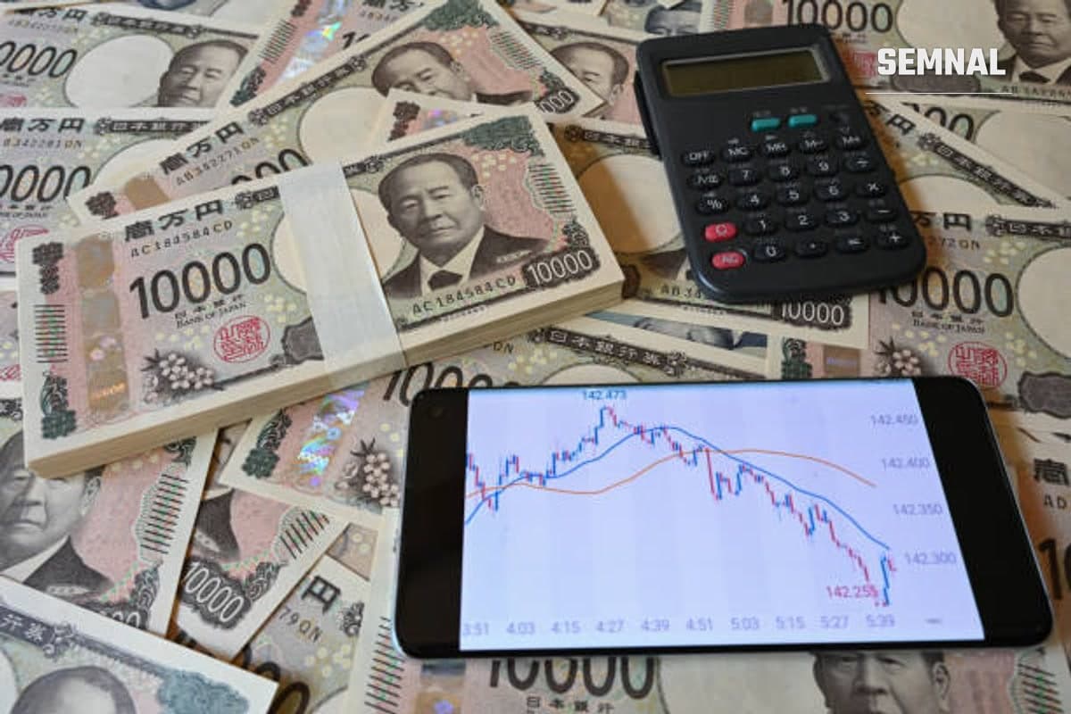 In imagine sunt bancnote japoneze și un calculator.