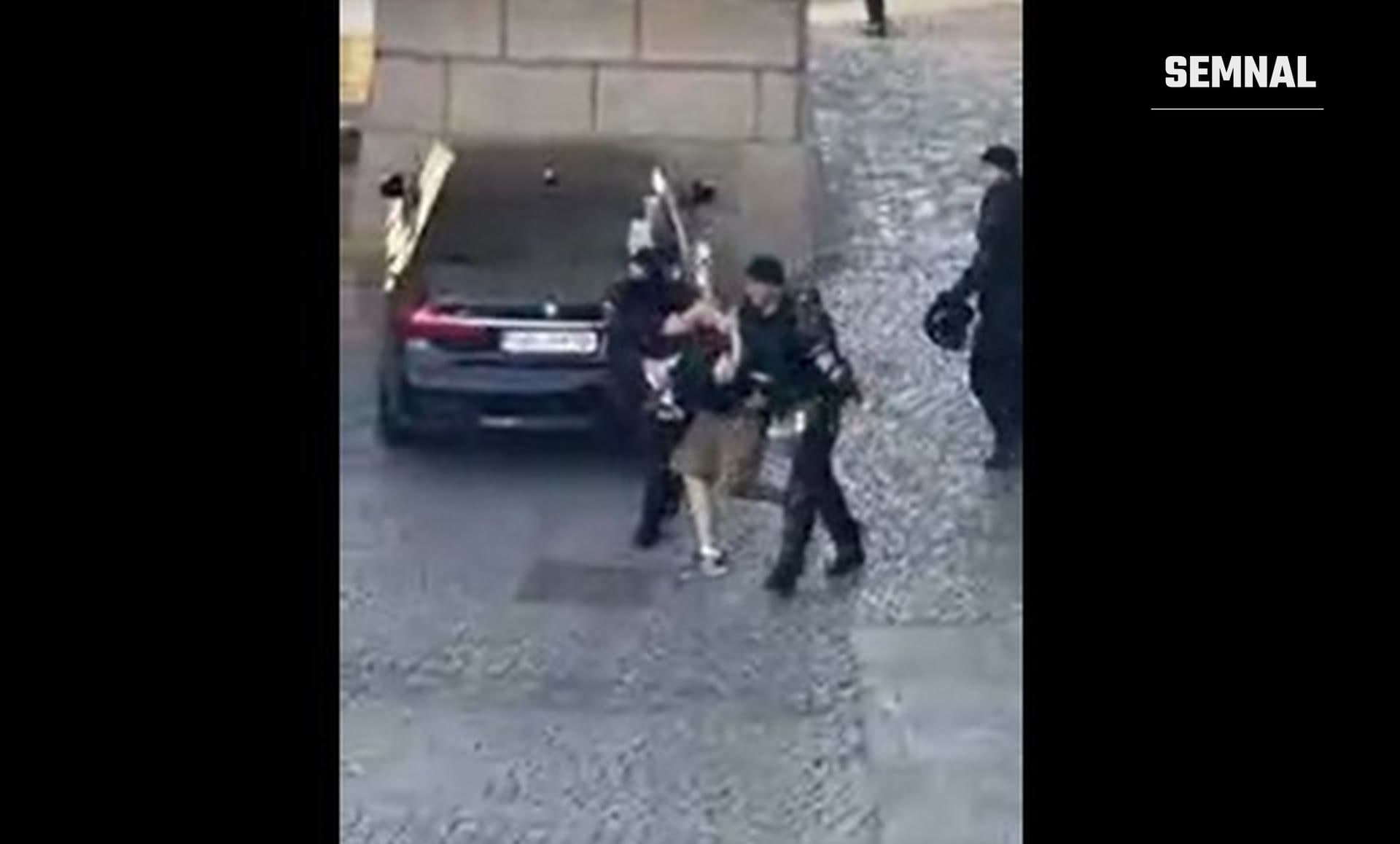 Jandarmi români arestând un suporter violent la Sibiu.