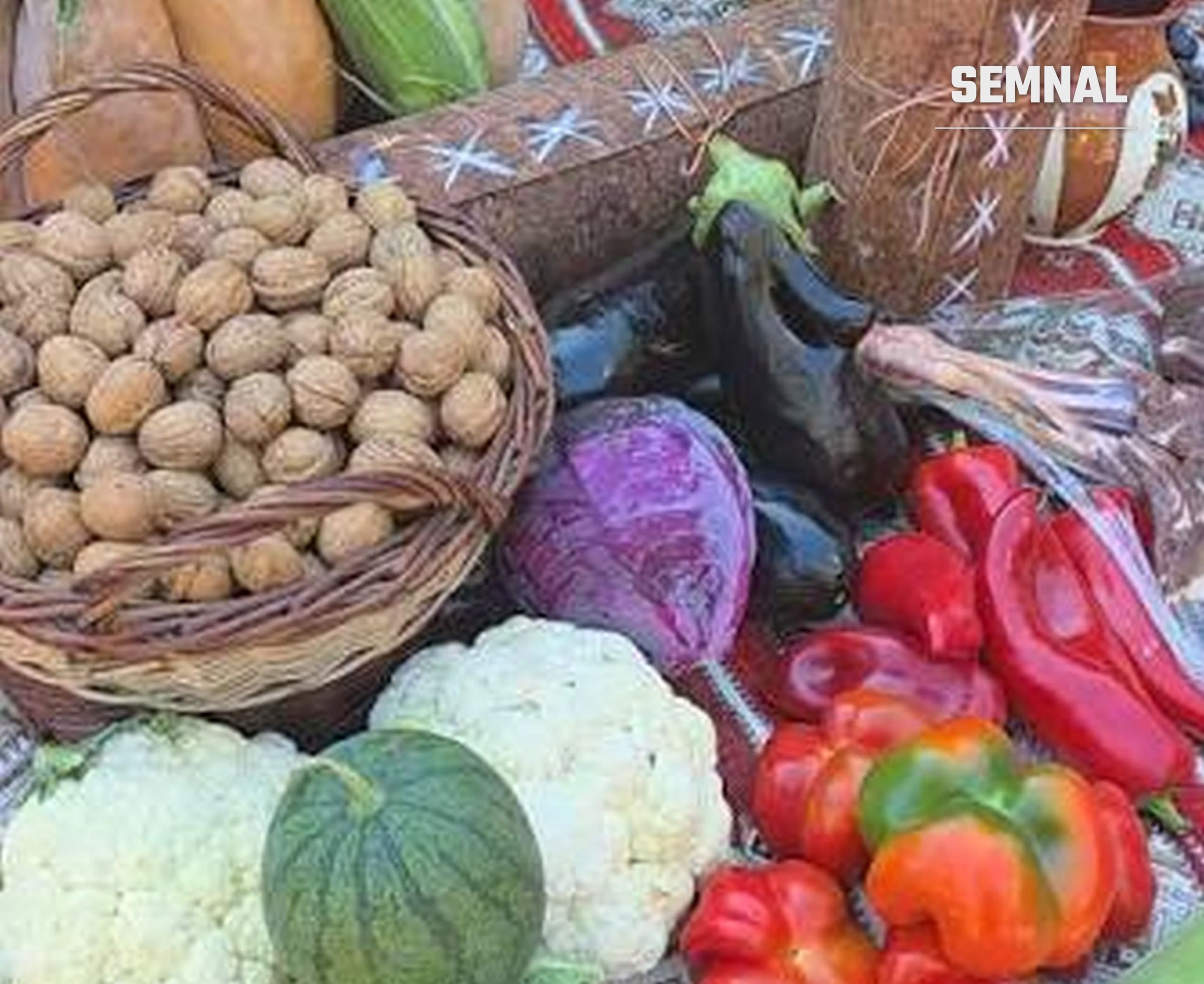 Stand cu nuci, conopidă, gogoșari și vinete.
