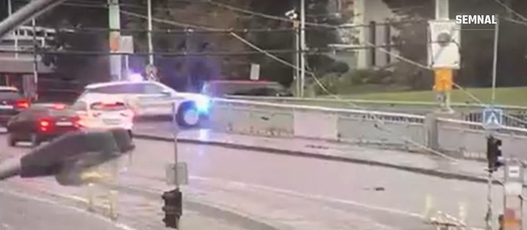 Imaginea cu mașina de poliție care cade în râul Vltava din Praga, Cehia.