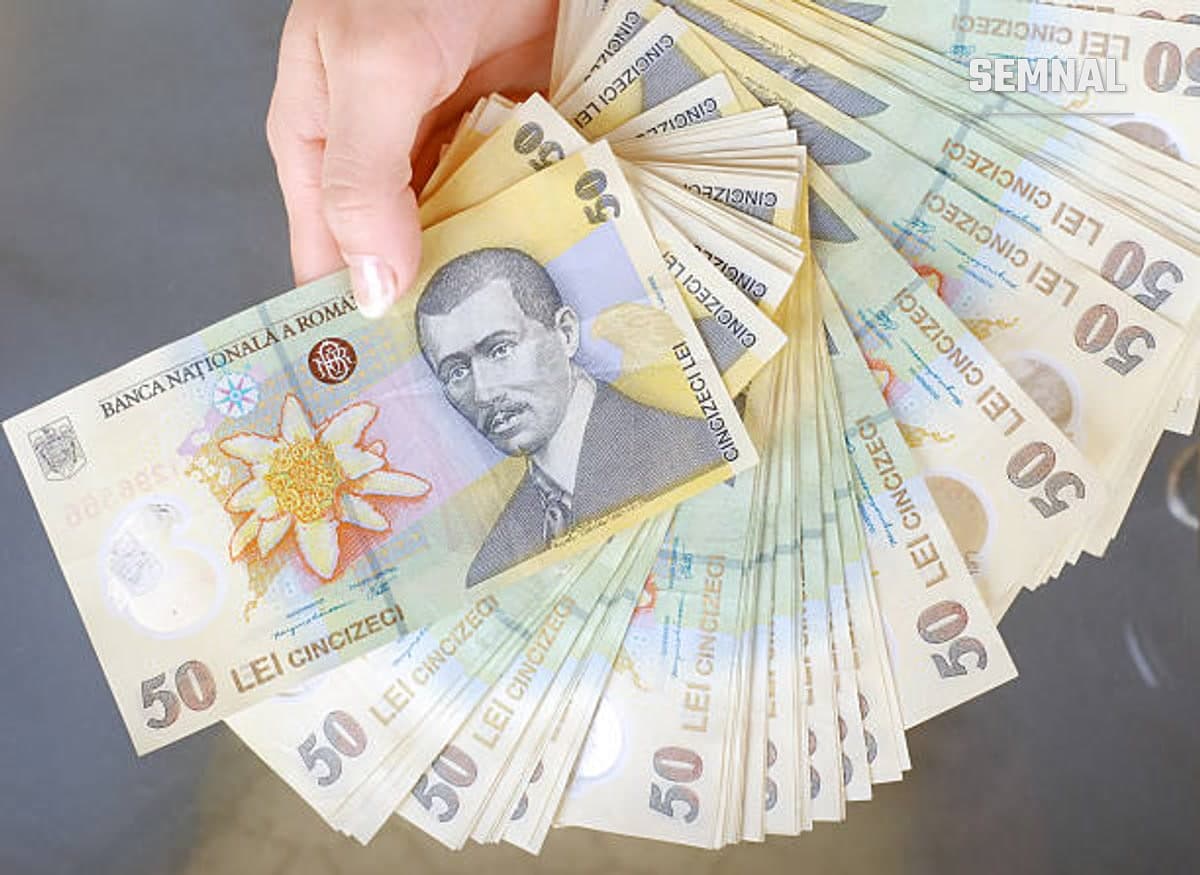 In imagine sunt mai multe bancnote  romanesti de 50 de lei.