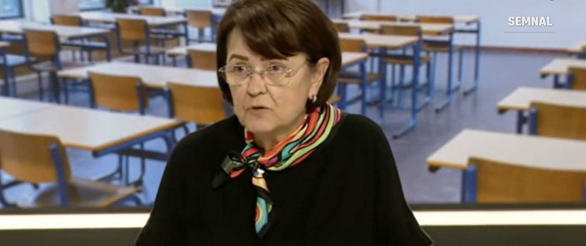 In imagine este doamna profesoară Andreia Bodea.